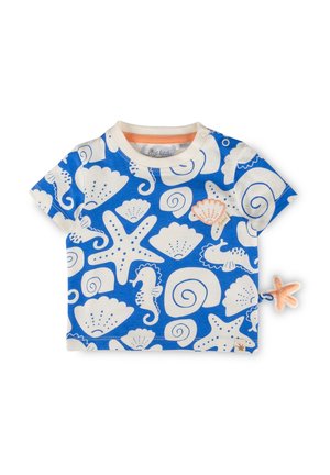 Chemise bleue pour tout-petit avec imprimé blanc de créatures marines, incluant étoiles de mer, hippocampes, coquillages, et un petit jouet étoile de mer orange attaché sur le côté.
