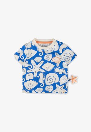 Blaues Kleinkind-Shirt mit weißem Aufdruck von Meeresbewohnern, darunter Seesterne, Seepferdchen, Muscheln und einem an der Seite befestigten kleinen orangefarbenen Seestern-Spielzeug.