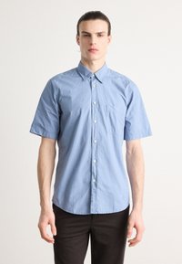 Lichtblauwe short-sleeve button-up shirt met een puntige kraag en een enkele borstzak. Gemaakt van gladde stof met een ontspannen pasvorm.