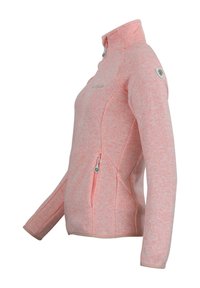 Veste en polaire rose avec un col montant et une poche zippée sur le côté. Elle présente un tissu texturé avec un motif subtil et un passepoil contrasté.