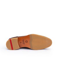 Suola in pelle marrone con una suola in gomma beige chiaro texturizzata e una striscia di accento rossa. Presenta il logo del marchio e un motivo a spina di pesce.