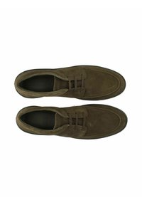 Zapatos de ante marrón con un diseño de cordones, puntera redondeada y superficie texturizada. Cuentan con una suela de goma duradera para un mayor agarre.
