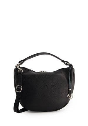 Schwarze Lederhandtasche mit abgerundeter Form, Reißverschluss und kurzem Griff. Verfügt über einen langen, verstellbaren Tragegurt und silberne Hardware-Akzente.