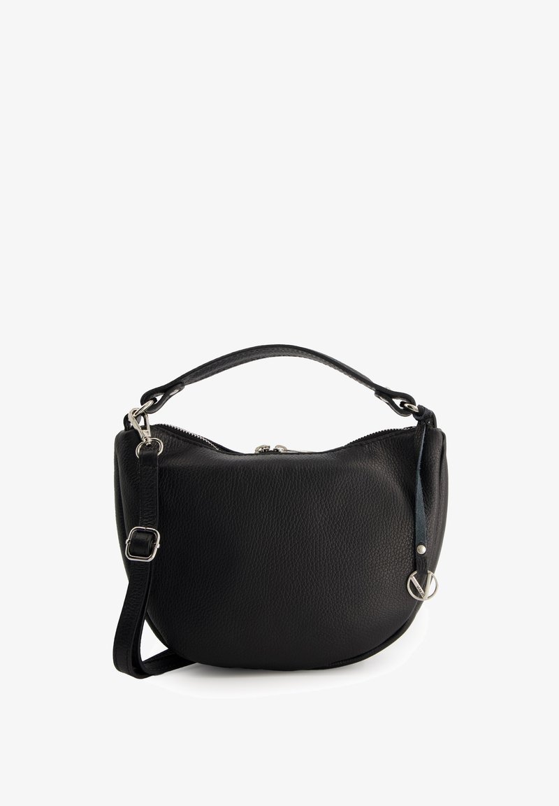Czarna skórzana torebka o okrągłym kształcie, zamykana na zamek, z krótkim uchwytem. Posiada długi regulowany pasek oraz srebrne akcenty metalowe.
