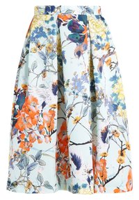 Blommig midkjol med en ljusblå bakgrund prydd av orange, gula och lila blommor, veck och en figursydd midja.