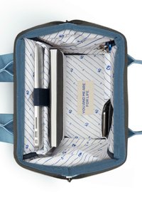 Borsa per laptop con esterno blu, interno foderato con un motivo bianco, cinghia elastica per il laptop e scomparti per quaderni e penne.
