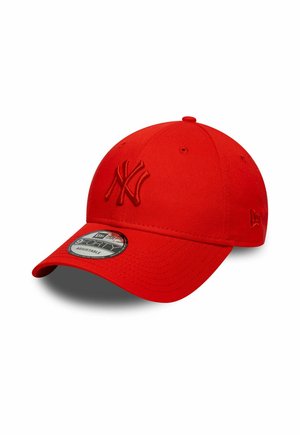 Casquette rouge avec une sangle ajustable, arborant un logo NY en relief sur le devant, en tissu texturé et avec une visière incurvée.