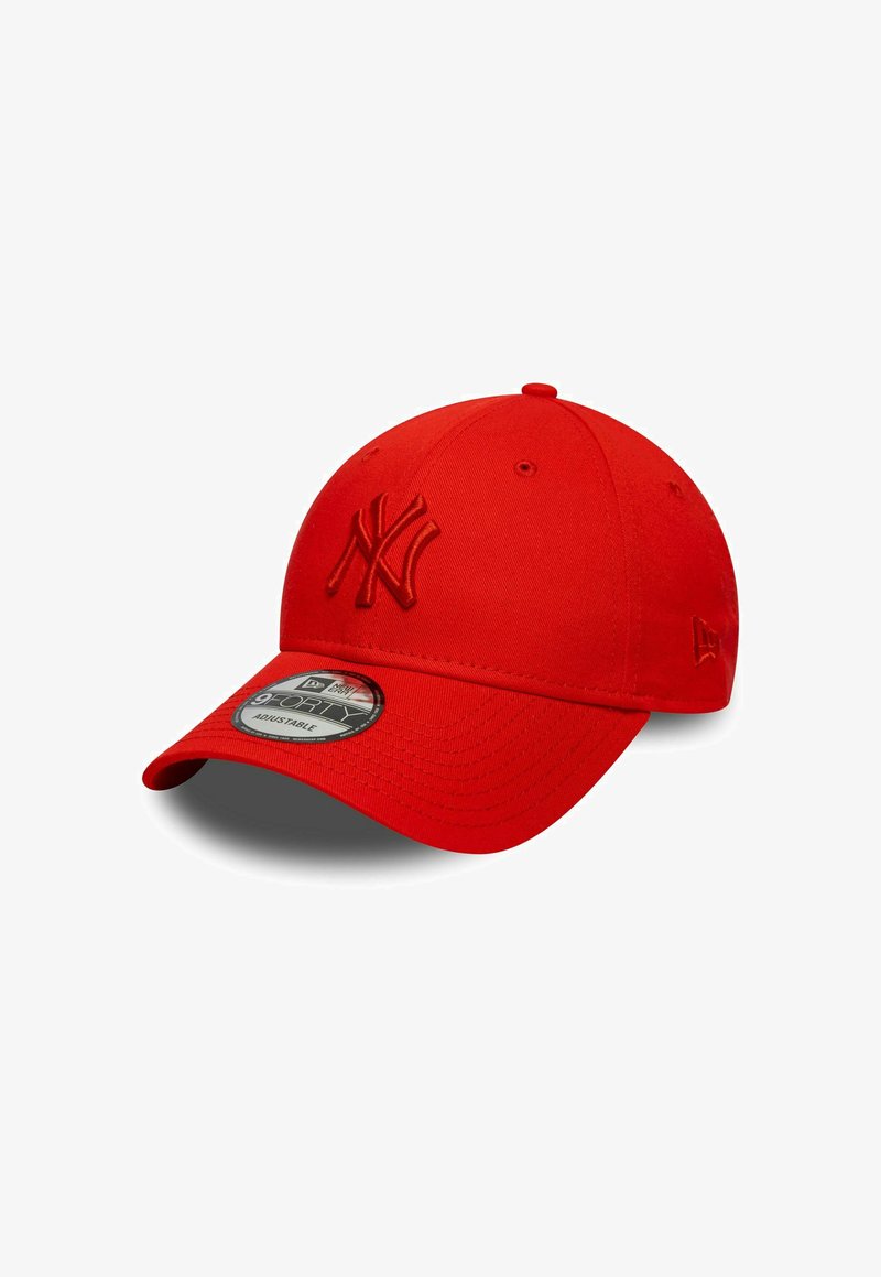 Casquette rouge avec une sangle ajustable, arborant un logo NY en relief sur le devant, en tissu texturé et avec une visière incurvée.