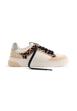 Sneakers con tomaia in pelle beige, pannello laterale con stampa leopardo, dettagli in suede rosa, tallone glitterato e lacci neri. Suola in gomma spessa.