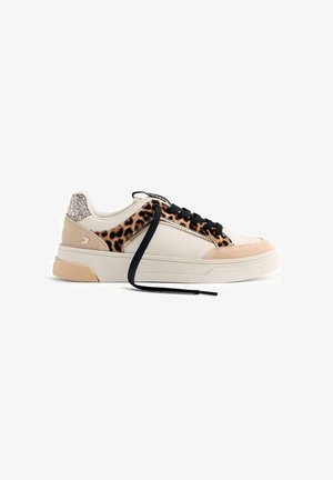 Zapatillas con una parte superior de cuero beige, panel lateral con estampado de leopardo, acentos de ante en color rosa, talón brillante y cordones negros. Suela de goma gruesa.