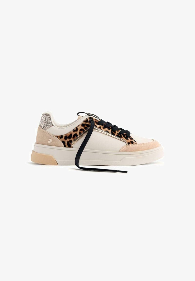 Zapatillas con una parte superior de cuero beige, panel lateral con estampado de leopardo, acentos de ante en color rosa, talón brillante y cordones negros. Suela de goma gruesa.