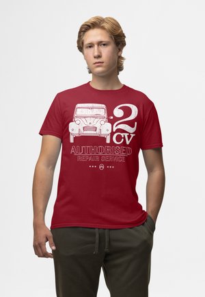 Červené bavlněné tričko s vintage grafikou automobilu v bílé barvě, pod obrázkem s textem "2 CV OPRAVNÍ SLUŽBA AUTORIZOVANÁ".