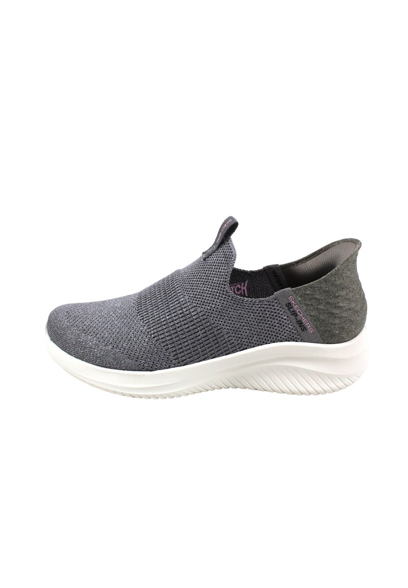 Grijze instapsneaker met een textuur van gebreid materiaal, elastische band en een witte rubberen zool, met een subtiel logo op de hak.