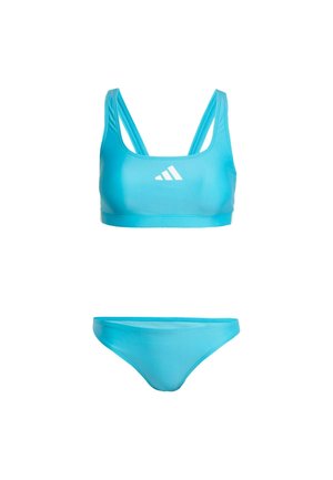 Modrý dvoudílný plavky s výstřihem do véčka a dvojitými ramínky, doplněné sladěnými bikinami, vše vyrobené z lesklého a lehkého materiálu.