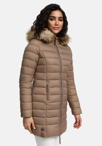 Manteau en duvet marron avec capuche détachable en fourrure, design matelassé, poches zippées à l'avant et coupe mi-longue. Accents en cuir marron foncé.