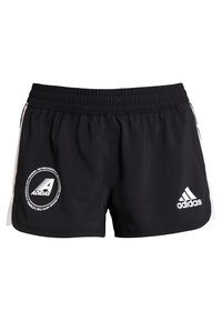 Svarta Adidas träningsshorts med elastiskt midjeband, vitt logotyp på vänster lår och cirkulär Adidas-texdesign på höger lår.