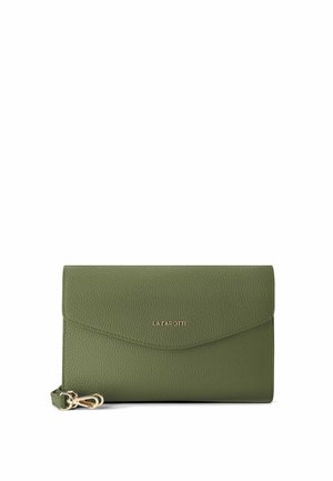 Pochette in pelle verde oliva con texture, con patta e dettaglio fibbia dorata, dotata di tracolla removibile e logo "Lazarotti" sul davanti.