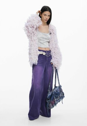 Fialový plyšový kardigán, strieborný krátky top, fialové nohavice s širokými nohavicami a detailom pásu s kvetinovým vzorom, a modrá kabelka s kovovým úchytom na popruhu.