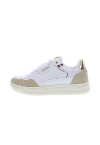 Vit sneaker med beige mockadetaljer och guldmetallklack. Har snörning, perforerad detaljering och logotyp på sidan.