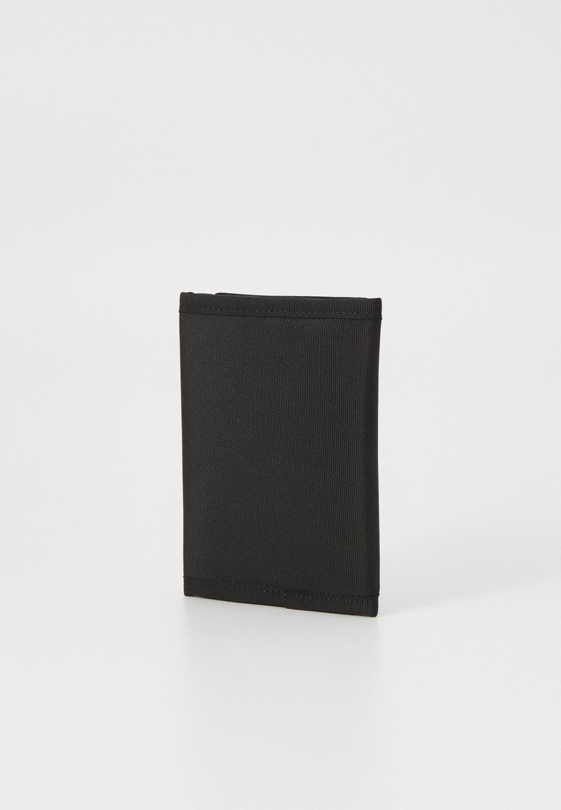 Cartera negra hecha de tela texturizada, de forma rectangular, con bordes cosidos y un diseño sencillo y minimalista sin hardware visible.