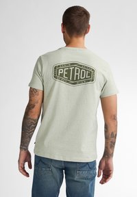 Petrol Industries - LOGO SHOREWAY - Print T-shirt - desert sage Thumbnail Image 1