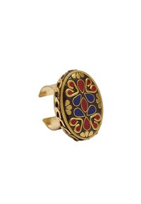 Złota pierścionek z owalnym wzorem, ozdobiony czerwonymi, niebieskimi i złotymi akcentami oraz kwiatowymi motywami. Otwarta obrączka umożliwiająca regulację rozmiaru.