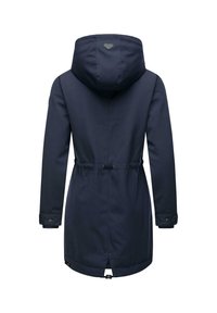 Tumši zila ūdensnecaurlaidīga parka ar kapuci, priekša ar auklu, pogām aizveramas piedurknes un aizmugurēju ventilācijas atveri gaisa cirkulācijai. Gluda tekstūra un mūsdienīgs dizains.