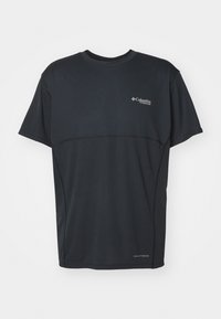 Camiseta negra de manga corta con cuello redondo, hecha de un tejido texturizado. Presenta un logo en la parte superior izquierda del pecho y costuras en contraste.