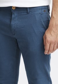 Blend BHNATAN SLIM FIT - Chino hlače - ensign blue
