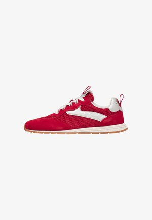 Sneaker leggero rosso e bianco con tomaia in mesh, lacci bianchi e suola in gomma color marrone chiaro, mostrato dal lato sinistro su sfondo bianco.