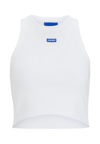 Witte geribbelde crop top met hoge hals en een korte onderrand, voorzien van een blauw "HUGO" logo in het midden. Soepele textuur, mouwloos ontwerp.
