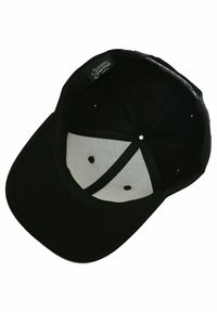 Cappellino da baseball nero con visiera curva, dotato di un interno grigio chiaro e fori di ventilazione neri. Logo sulla fascia interna.