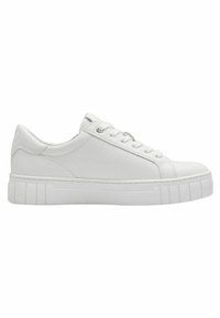 Hvide lædersneakers med afrundet tå, flade snørebånd og tekstureret gummisål med vandrette striber. Minimalistisk design uden mønstre.