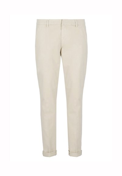 Pantaloni beige a vestibilità slim, realizzati in tessuto liscio. Presentano una parte frontale piatta, passanti per cintura e risvoltini alla caviglia per un look su misura.