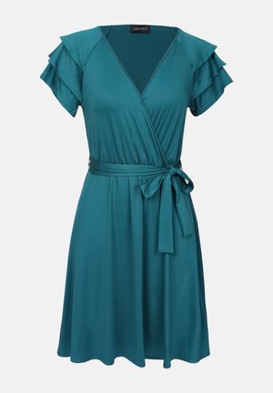 Teal Wickelkleid aus weichem Stoff, mit kurzen Rüschensäumen und einem gebundenen Taillengürtel, mit einem schlichten Rock, der oberhalb des Knies endet.