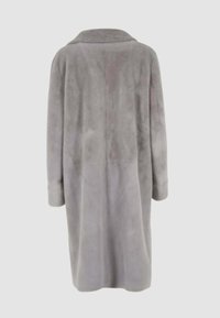 Cappotto in pelliccia sintetica grigia con colletto a scialle, maniche lunghe e design dritto fino al ginocchio. Texture morbida con una leggera lucentezza.