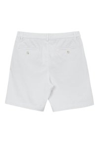 Shorts en coton blanc avec un devant plat, deux poches arrière avec des fermetures à bouton et une texture propre et lisse.