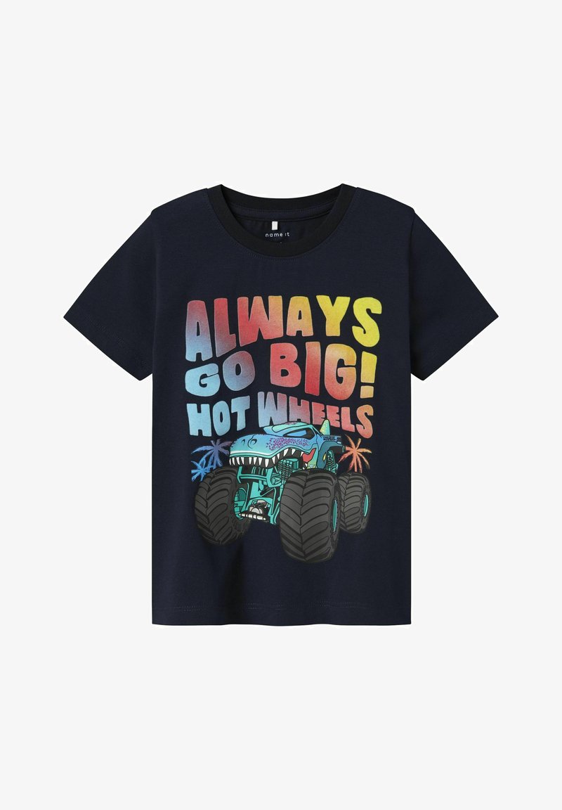 Marineblå t-skjorte med korte ermer, prydet med en grafisk trykk av en monstertruck, fet tekst og fargerike detaljer i rød, blå og gul.