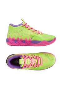 Helle grüne Sportschuhe mit pinken Schnürsenkeln und Akzenten. Das Design zeichnet sich durch ein strukturiertes Obermaterial, lila Verzierungen und eine gemusterte Seite aus.
