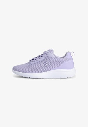 Jasnofioletowe buty sportowe z siateczkową cholewką, sznurowaniem, białą gumową podeszwą i teksturowanymi detalami po bokach. Posiadają pętelkę na pięcie.