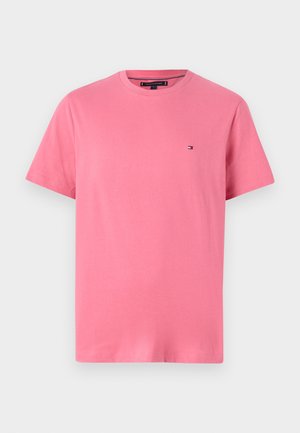 T-shirt di cotone rosa con collo rotondo, maniche corte e un piccolo logo del marchio sul petto sinistro. Texture liscia, vestibilità regolare.