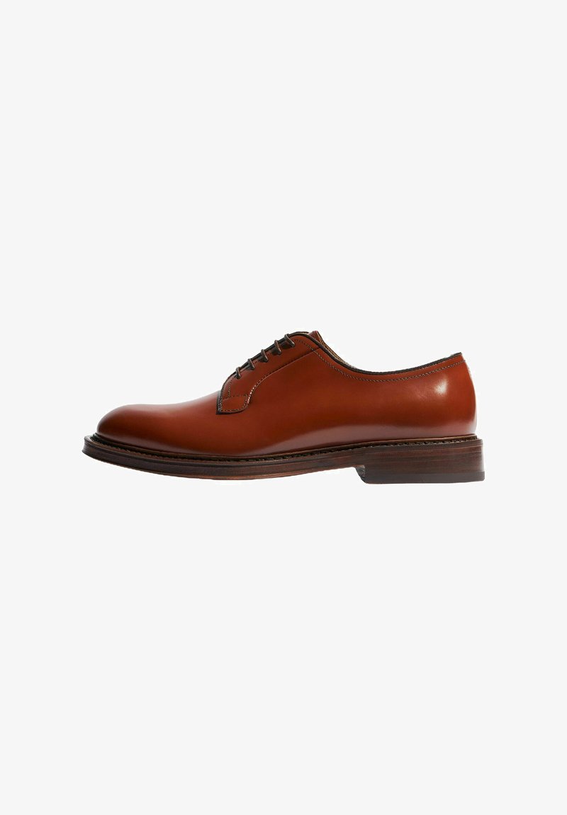 Zapato de vestir de cuero marrón con puntera redondeada, costuras elevadas y tacón de madera, con cinco ojetes para el cordón. Acabado liso y brillante.