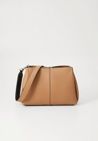 Borsa a mano in pelle color cuoio con una forma strutturata, dotata di una tracolla nera e chiusura con zip. La superficie presenta una texture sottile e linee pulite.