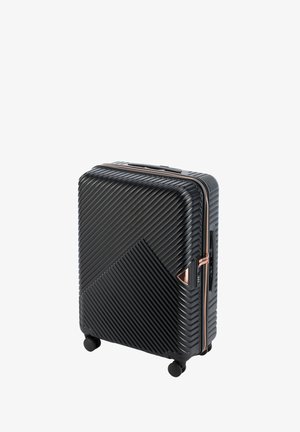 Maleta rígida negra con un patrón de rayas diagonales, detalles en dorado rosa en el cierre, un asa en la parte superior y cuatro ruedas para facilitar la maniobrabilidad.