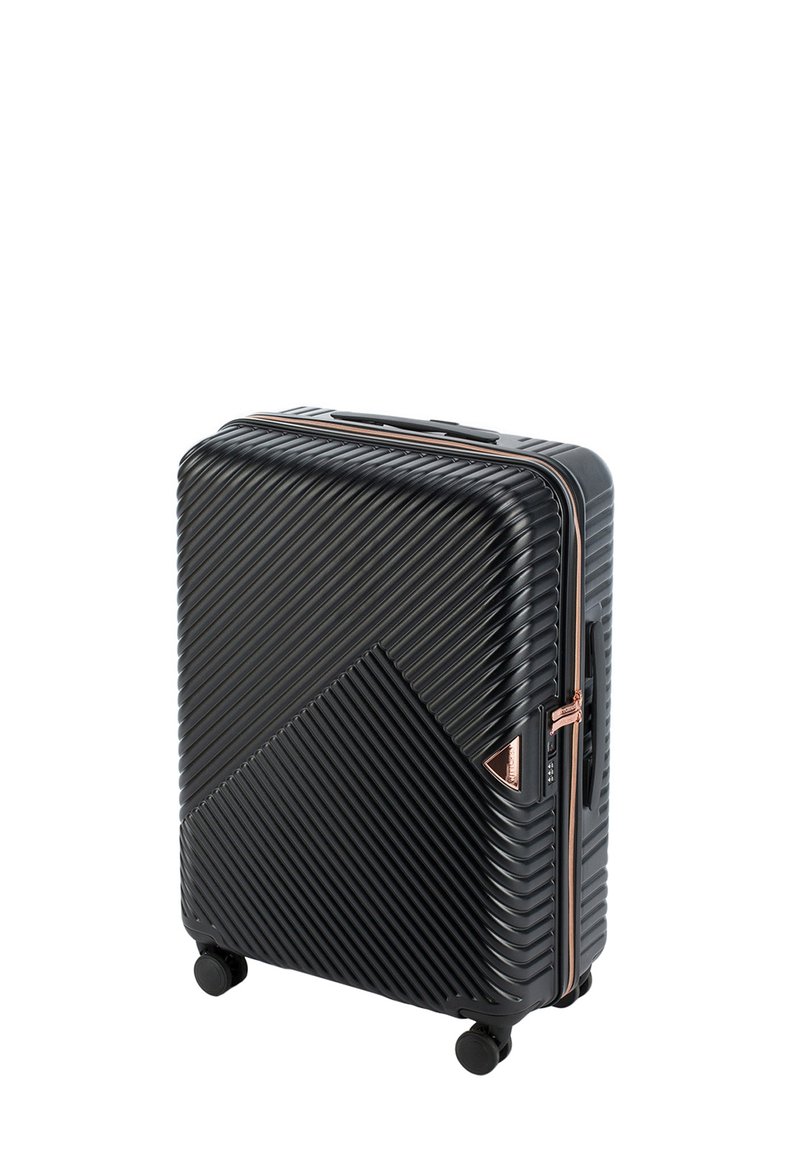Valigia rigida nera con un motivo a righe diagonali, dettagli in rosa oro, maniglia superiore e quattro ruote per manovrabilità.
