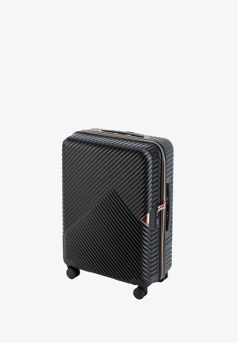 Valigia rigida nera con un motivo a righe diagonali, dettagli in rosa oro, maniglia superiore e quattro ruote per manovrabilità.