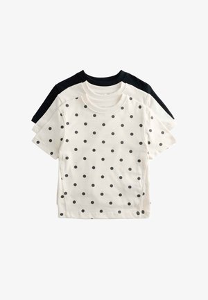 Trzy krótkie koszulki z okrągłym dekoltem ułożone jedna na drugiej, na wierzchu biała z czarnymi kropkami, środkowa gładka biała, a tylna gładka czarna.