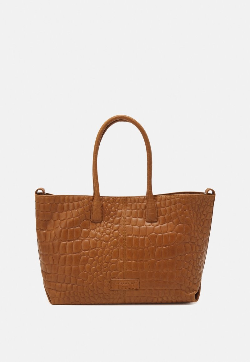 Sac fourre-tout en cuir marron gaufré crocodile avec deux poignées, forme rectangulaire et branding subtil. Texture lisse avec des coutures latérales.