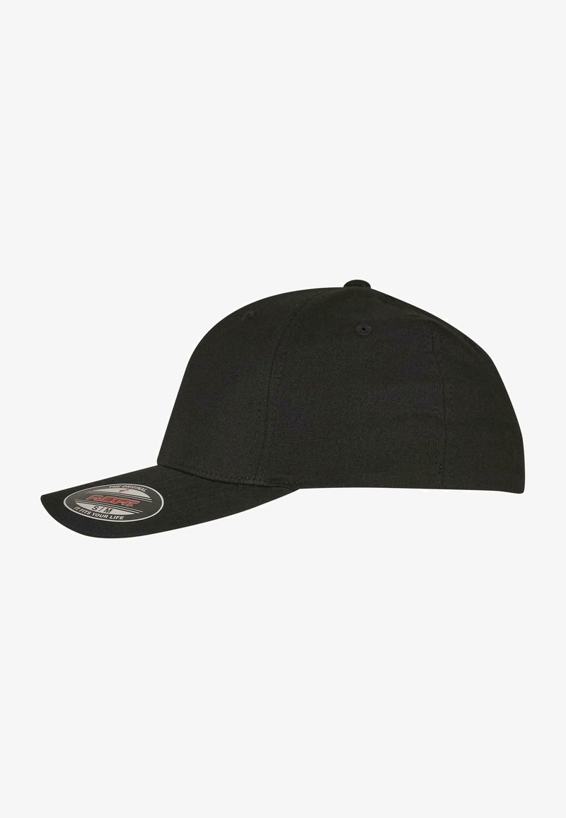 Gorra de béisbol negra con visera curvada, hecha de tela. Presenta un diseño bordado, un botón en la parte superior y etiquetado de la marca en la parte inferior.