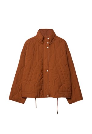 Veste matelassée marron avec un col haut, des boutons-pression et des poches latérales ; elle présente un motif ondulé texturé et un cordon de serrage ajustable à l'ourlet.